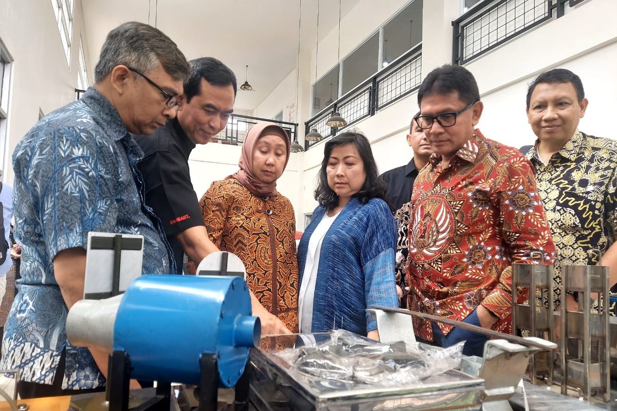 Ketua Pengurus YDBA (kedua kanan) tengah meninjau produk IKM manufaktur yang berada di bawah naungan Dinas Perindustrian dan Perdagangan Jawa Barat, Jumat (20/12/2024)