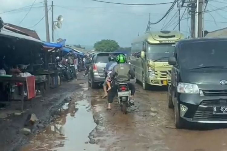 Kondisi jalan rusak di sekitar Pasar Gadang, Kota Malang, Jawa Timur.