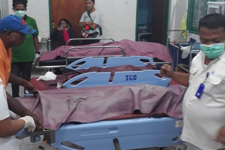 Tiga zenazah korban perahu terbalik di Biak saat berada di RSUD Biak, Sabtu (15/6/2019) malam.  