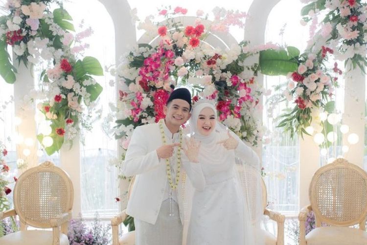 Penyanyi dangdut Rizki DA menikah dengan Hersa Rahayu Julianti di Bandung, Jawa Barat, pada 9 Desember 2023. 