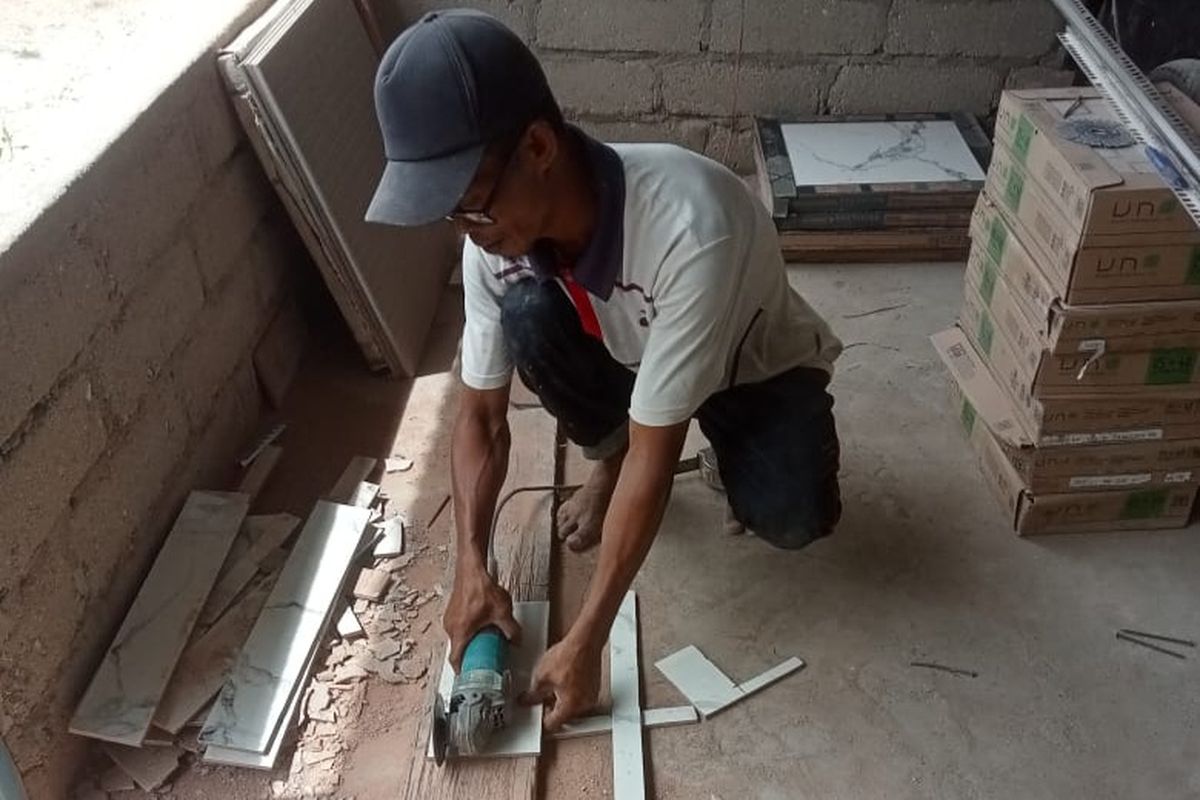 Rasul saat bekerja sebagai tukang di kampungnya. 