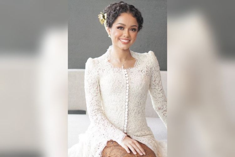 Mutiara Baswedan, putri sulung Anies Baswedan, menikah dengan kebaya putih yang terinspirasi dari bunga lili