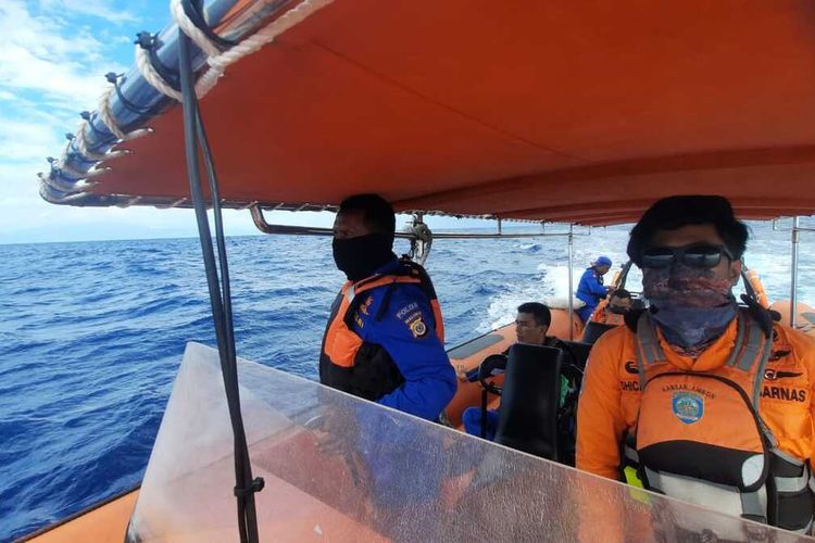 Tim SAR gabungan mencari kapal berpenumpang delapan ornag yang tenggelam di antara peraiaran Pulau Manipa dan Desa Ilath, Namela Pulau Buru, Maluku, Sabtu (15/1/2022)