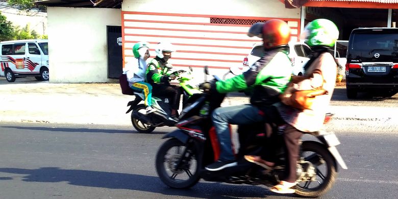 Pengemudi GoJek membawa penumpang melintas di Jalan Gatot Subroto, Bandar Lampung, Jumat (13/9/2019). Kantor perwakilan GoJek di Bandar Lampung ditutup sementara akibat belum adanya kesepakatan dengan driver terkait pemotongan insentif sebesar 50 persen.