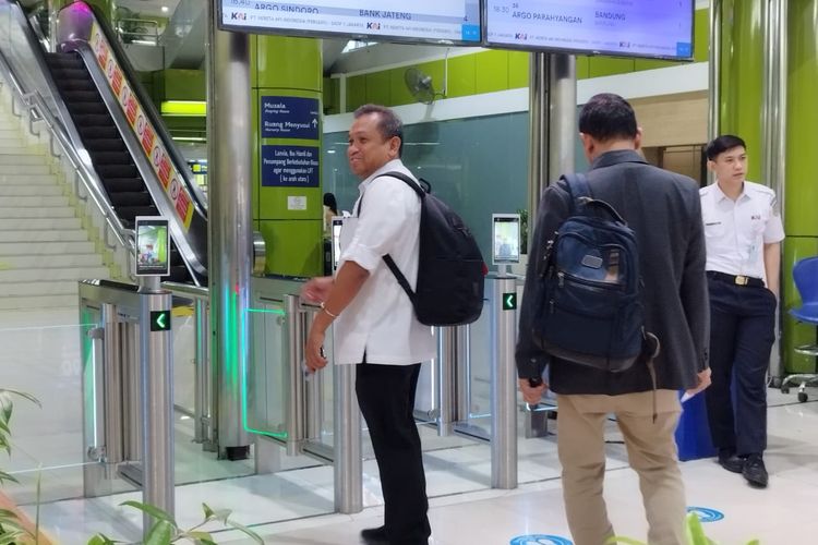 Penumpang menggunakan face recognition jelang boarding di Stasiun Gambir, Jakarta Pusat, Selasa (3/10/2023).