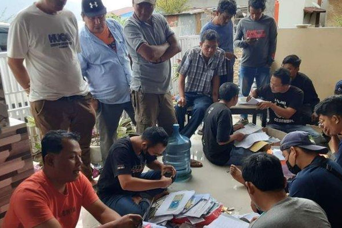 Warga Samosir yang diduga menjadi korban penipuan dan penggelapan terkait pengurusan pajak kendaraan bermotor mendatangi rumha almarhum Bripka AS petugas Samsat Samosir beberapa waktu lalu. 

