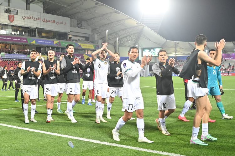 Pesepak bola Timnas Indonesia mengapresiasi dukungan penonton usai memenangi pertandingan melawan Vietnam pada laga kedua penyisihan grup D Piala Asia 2023 di Stadion Abdullah Bin Khalifah, Doha, Qatar, Jumat (19/1/2024). Indonesia menang 1-0 atas Vietnam. Kemenangan ini membuat Indonesia diprediksi naik peringkat di ranking FIFA. 