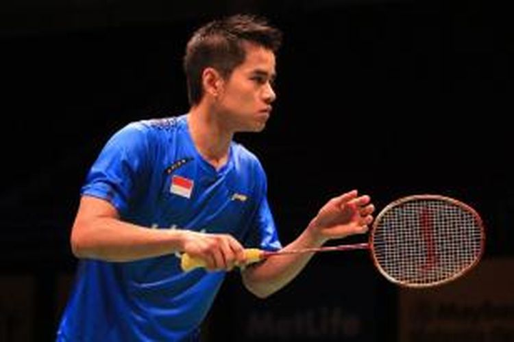 Pebulu tangkis tunggal putra Indonesia, Simon Santoso bersiap menerima servis dari pebulu tangkis China, Gao Huan pada babak kualifikasi Malaysia Open Superseries Premier di Putra Stadium, Bukit Jalil, Selasa (14/01/2014).