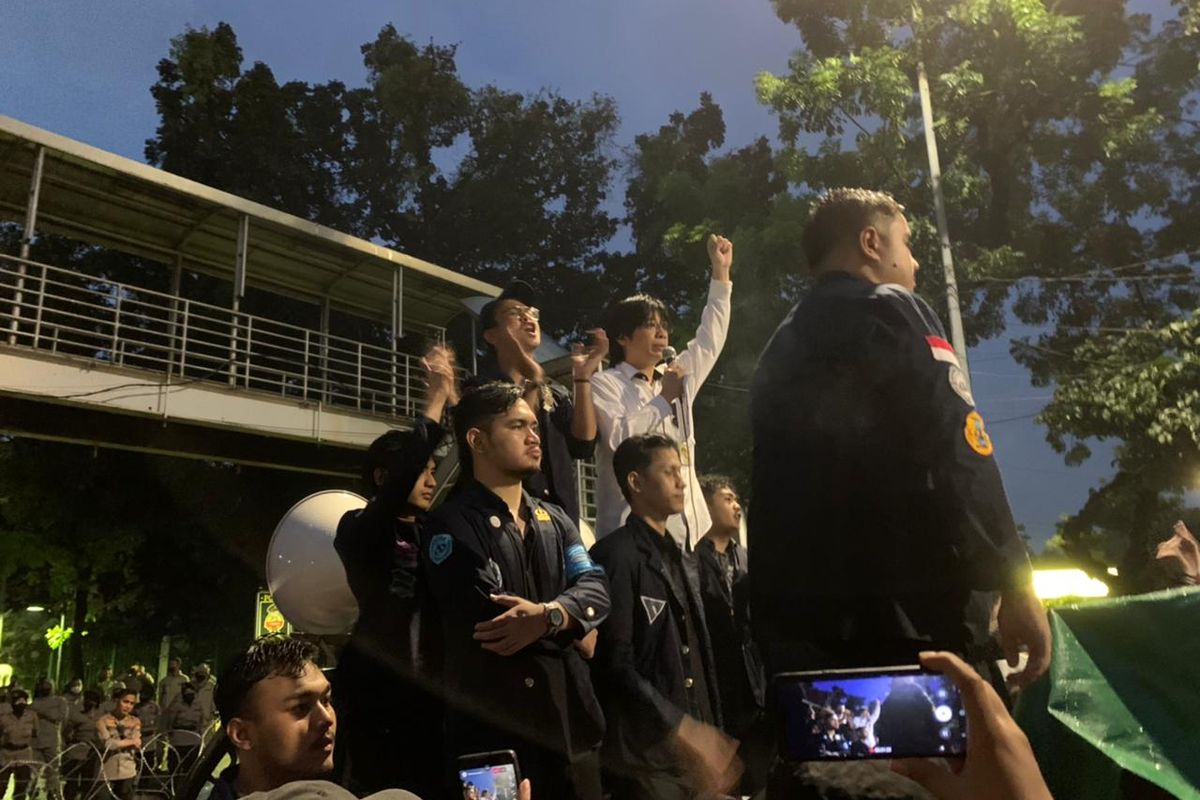 Tenaga ahli utama KSP Yohanes Joko berdiri di mobil komando unjuk rasa mahasiswa Universitas Trisakti di kawasan Patung Kuda, Jakarta Pusat, Kamis (12/5/2022).