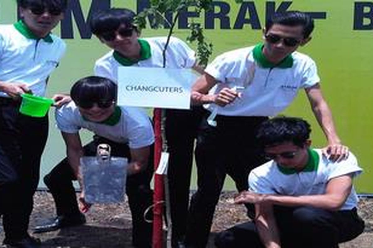 The Changcuters tetap seperti biasa, penuh canda saat berpanas-panasan ketika menanam pohon di tanah lapang Desa Kecipir, Pantura, Brebes, Jawa Tengah, Rabu (24/10/2012), pada kegiatan tanam pohon Trembesi yang digelar oleh Bakti Lingkungan Djarum Foundation, Djarum Trees for Life.
