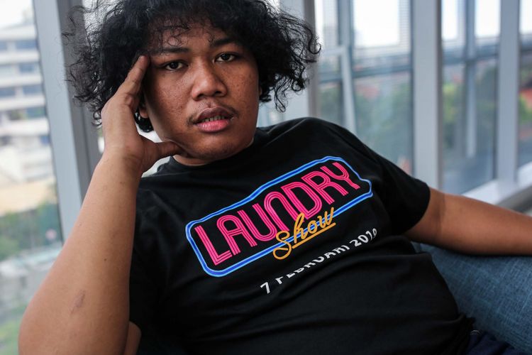 Marshel Widianto berpose saat media visit film Laundry Show di Menara Kompas, Palmerah, Jakarta Barat, Rabu (23/01/2019). Melibatkan sejumlah stand up comedian dan pelawak, film Laundry Show ini akan tayang pada 7 Februari 2019 mendatang.