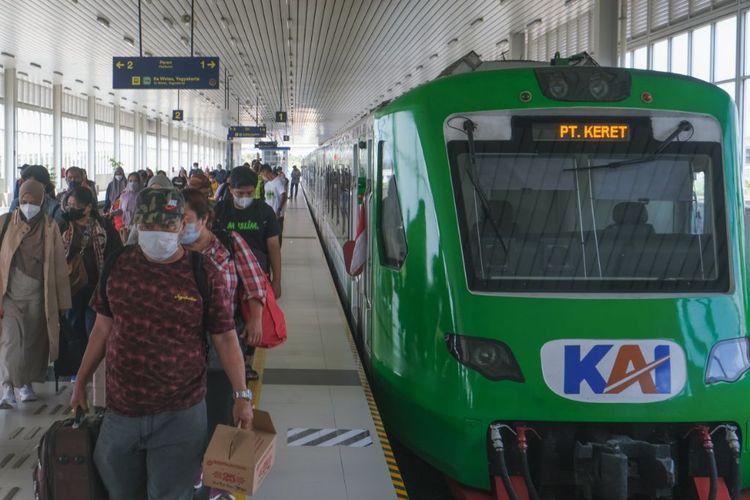 Kepadatan penumpang di stasiun Bandara YIA Kulonprogo. Berikut jadwal keberangkatan KA Bandara YIA dan KA Bandara YIA Express di bulan Juni 2024.
