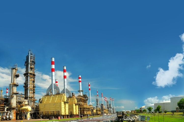 Tangki bahan bakar minyak (BBM) Pertamina di area Kilang Cilacap, Jawa Tengah. Kilang Pertamina terbesar di Asia Tenggara.