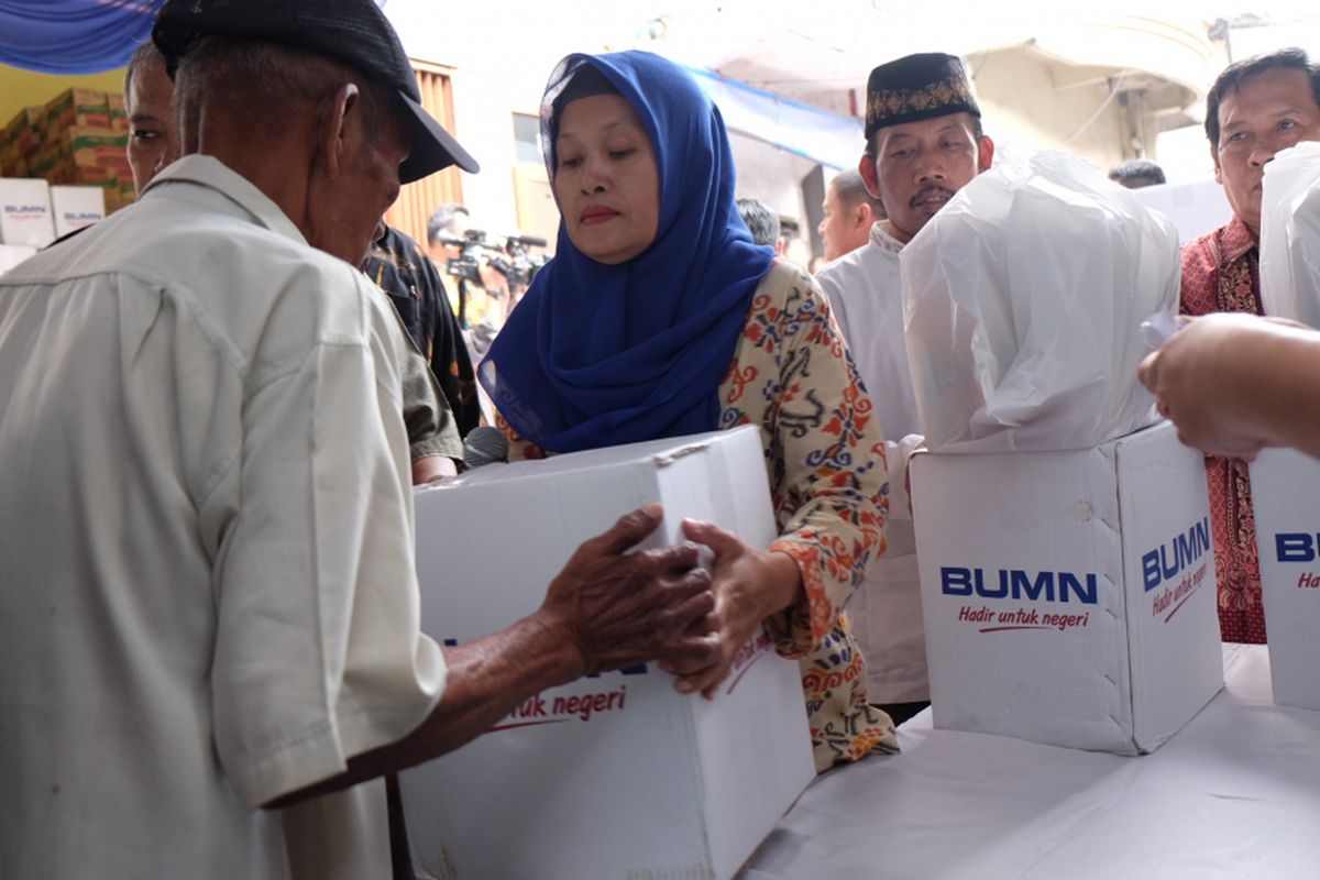 Masyarakat Menerima Bingkisan Ramadhan BUMN Hadir untuk Negeri” di Jakarta, Bogor, Depok, Tangerang dan Bekasi, Selasa (13/6/2017).