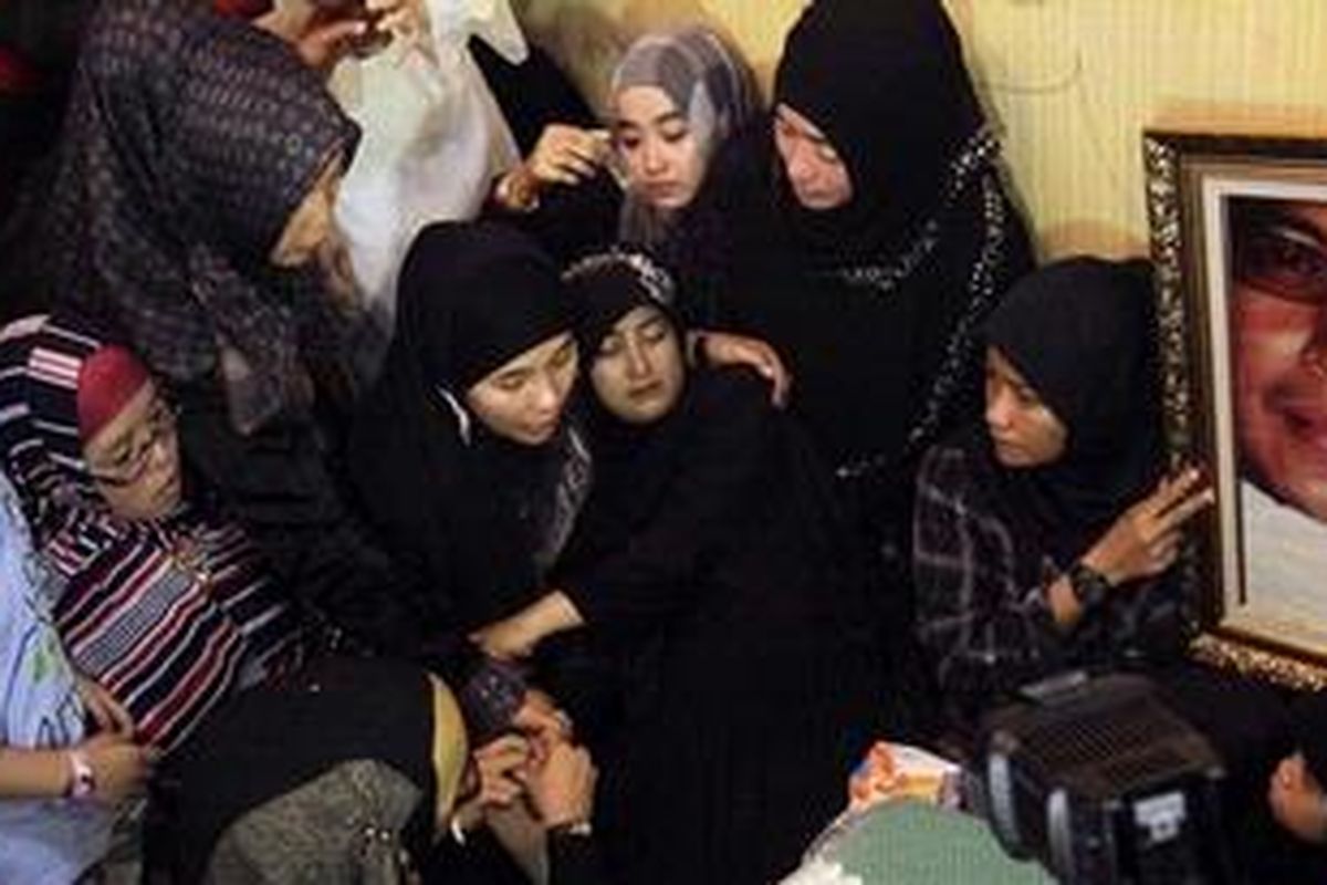 Ustaz Jeffry Al Buchori Meninggal Dunia Pipik Dian Irawati, istri almarhum Ustaz Jeffry Al Buchori, menangis saat berada di rumah duka Kompleks Bukit Mas, Jakarta Selatan, Jumat (27/4/2013). Ustaz yang akrab disapa Uje ini meninggal akibat kecelakaan tunggal saat mengemudikan sepeda motor. 