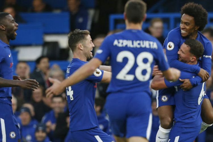 Pemain Chelsea, Daniel Drinkwater, merayakan gol ke gawang Stoke City dalam laga di Stamford Bridge pada Sabtu (30/12/2017)