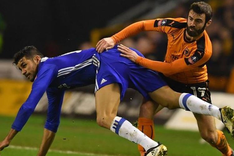 Striker Chelsea, Diego Costa (kiri), tengah berduel dengan gelandang Wolverhampton Wanderers, Jack Price, dalam laga ronde kelima Piala FA, di Stadion Molineux, Sabtu (18/2/2017).