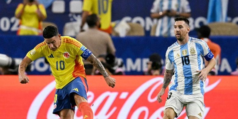 Duel perebutan bola antara James Rodriguez dan Lionel Messi dalam laga final Copa America 2024 di Stadion Hard Rock, Miami, Amerika Serikat, 14 Juli 2024. (Photo by Chandan Khanna / AFP)