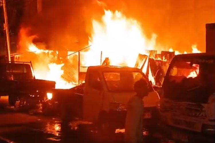 Kebakaran di Pandansari Balikpapan: 2 Gudang dan 2 Mobil Pikap Ludes Terbakar