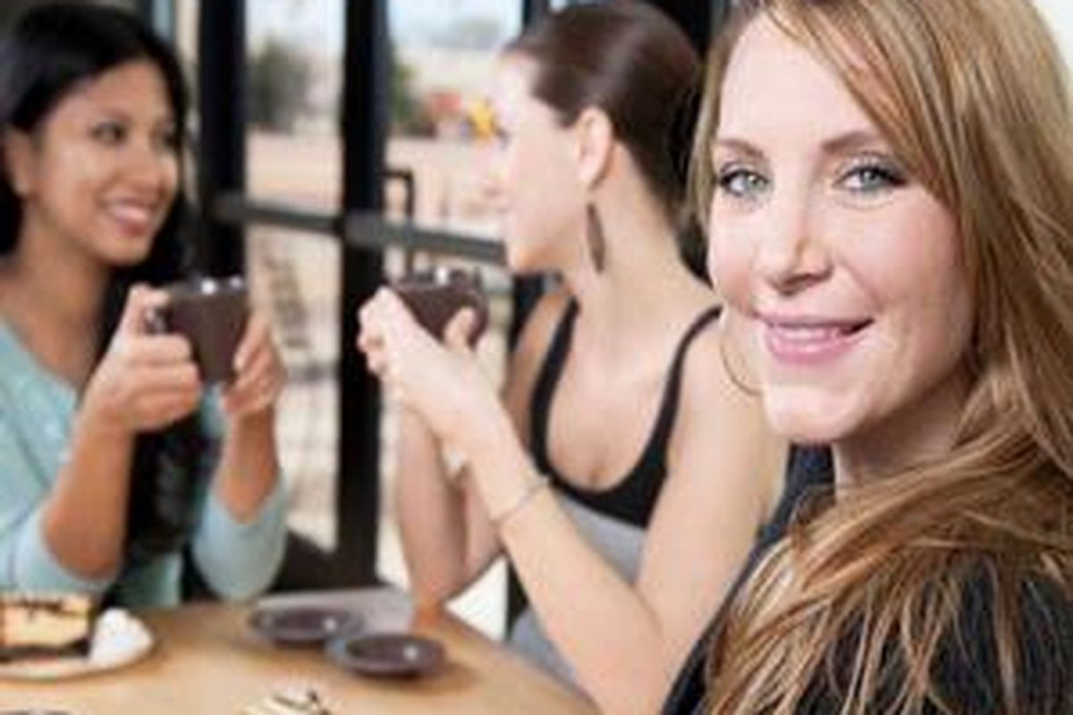 Lihat, kita tetap bisa kumpul sampai malam dan tidak ada yang mengganggu. Asyik yah