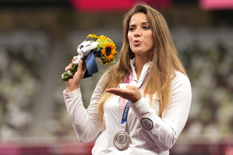 Maria Andrejczyk, atlet Polandia di nomor lempar lembing, berpose di podium setelah meraih medali emas di Olimpiade Tokyo, pada Sabtu 7 Agustus 2021.
