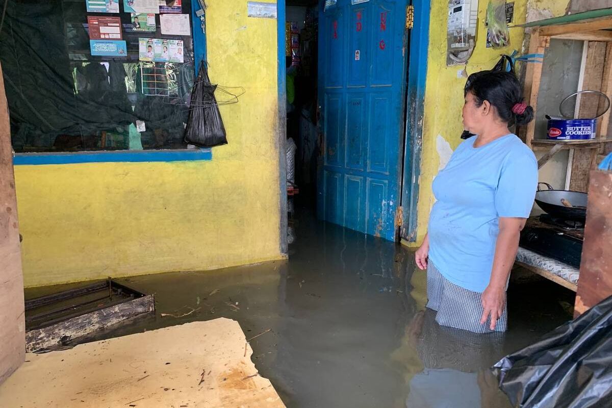Ayun Yuningsih (50) warga Kampung Cijagra, Kecamatan Bojongsoang, Kabupaten Bandung, Jawa Barat, saat merapihkan saung untuk istirahat malam hari manakala musim penghujan datang, Ayun dan keluarga mesti mengungsi lantaran wilayahnya kerap dilanda banjir luapan Sungai Citarum, Kamis (12/9/2024)
