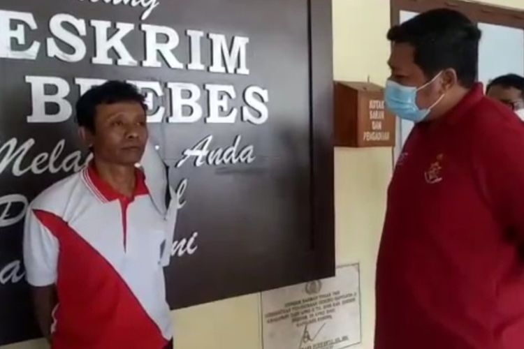 Pelaku pembakaran rumah hingga menewaskan ibu kandungnya, Rustono (51) tengah diinterogasi polisi di Mapolres Brebes, Rabu (17/2/2021). 