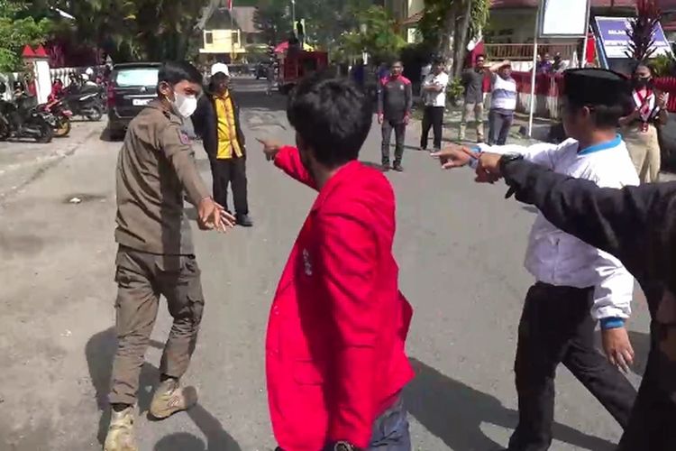 Massa dari berbagai organisasi kemasyarakatan pemuda Komite Nasional Pemuda Indonesia (KNPI) Toraja Utara, berlangsung ricuh di depan kantor pelayanan terpadu satu pintu (PTSP) Pemkab Toraja Utara, Sulawesi Selatan, Kamis (13/4/2023)