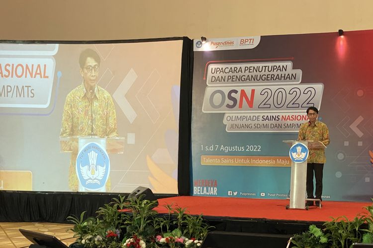 Kepala BPTI dan Plt Kepala Pusat Prestasi Nasional (Pusresnas) Asep Sukmayadi dalam penutupan Olimpiade Sains Nasional 2022 di Tangerang, 6 Agustus 2022.
