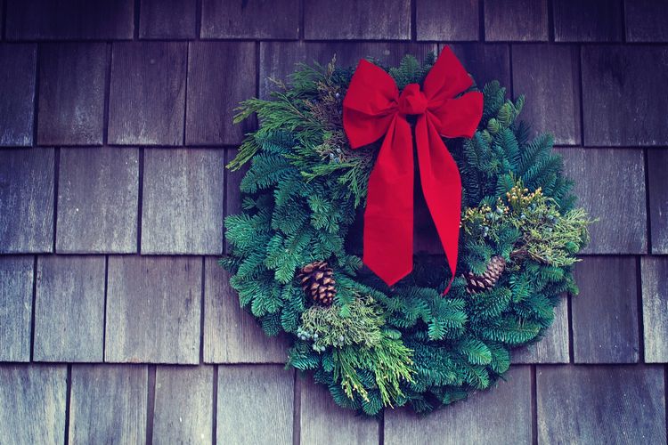 Ilustrasi Christmas Wreath, salah satu hiasan Natal yang berbentuk melingkar dan umumnya terdiri dari ranting, daun, buah, dan bunga.
