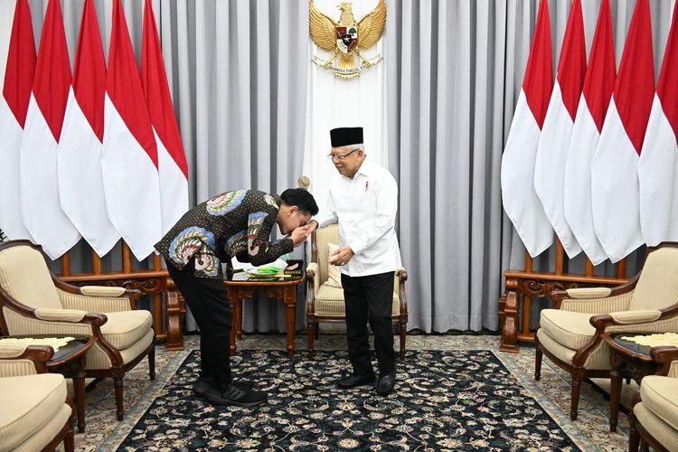 Calon wakil presiden terpilih Gibran Rakabuming Raka mencium tangan Wakil Presiden Ma'ruf Amin saat bertemu Rumah Dinas Wapres, Jalan Diponegoro, Jakarta, Rabu (24/4/2024) sore.