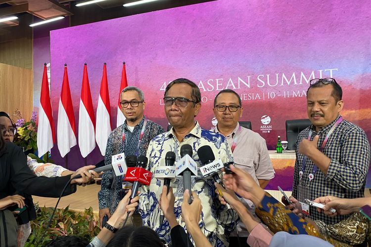 Menteri Koordinator Bidang Politik, Hukum, dan Keamanan (Polhukam) Mahfud MD saat diwawancara media di media center KTT ASEAN ke-42 di Labuan Bajo, Manggarai Barat, Nusa Tenggara Timur (NTT), Selasa (9/5/2023).  