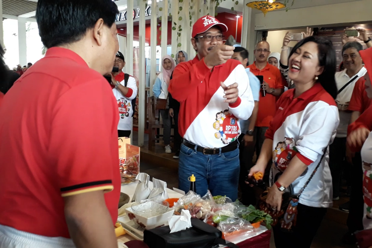 Gubernur DKI Jakarta Djarot Saiful Hidayat beserta Istrinya Happy Farida, dalam lomba memasak nasi goreng sehat di Balaikota DKI, Jalan Medan Merdeka Selatan, Sabtu (19/8/2017). 