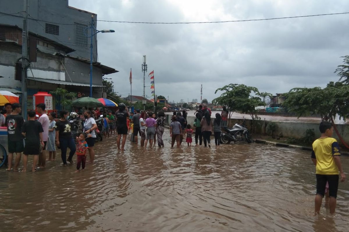 Banjir melanda sejumlah kawasan di Jakarta pada Sabtu (20/2/2021), salah satunya di Jalan Jatinegara Raya. Gambar diambil sekitar pukul 12.15.