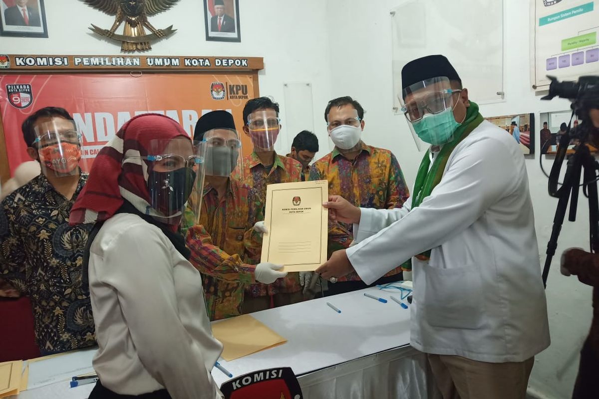 Bakal calon wali kota Depok, Pradi Supriatna (kanan) dan wakilnya, Afifah Alia (kiri) dari poros Gerindra-PDI-P mendaftarkan diri ke KPU Kota Depok, Jumat (4/9/2020).
