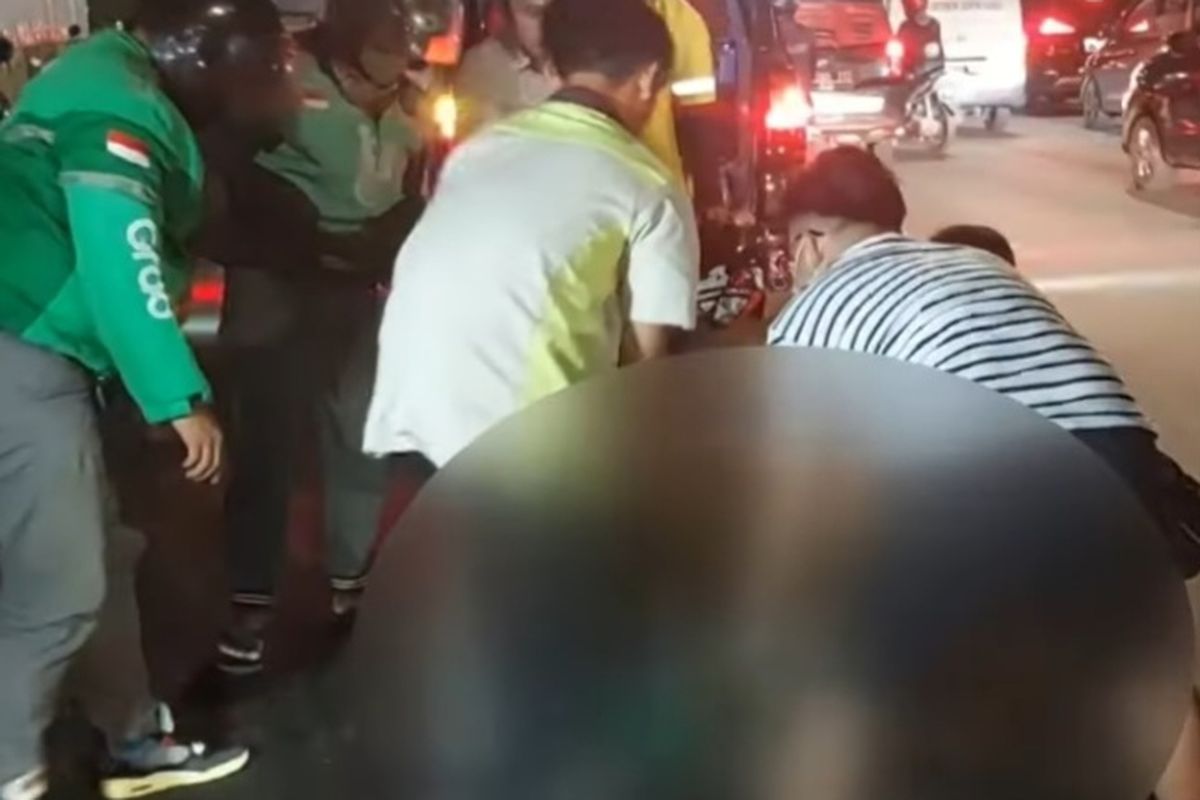 Pengendara motor tewas ditabrak truk tanah di kawasan Kampung Makasar, Jakarta Timur.