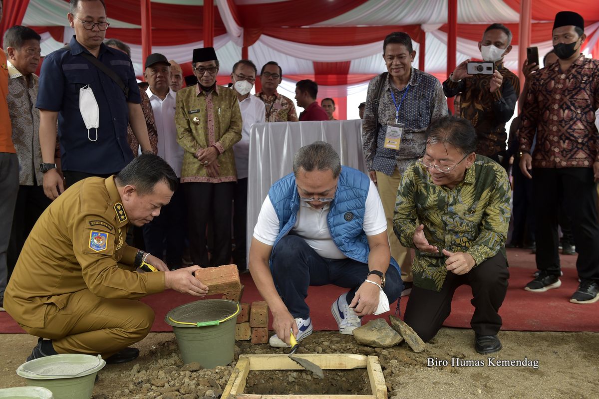 Mendag Zulkifli Hasan saat menghadiri acara peletakan batu pertama pembangunan Pabrik Minyak Sawit Masa Depan PT NGE 