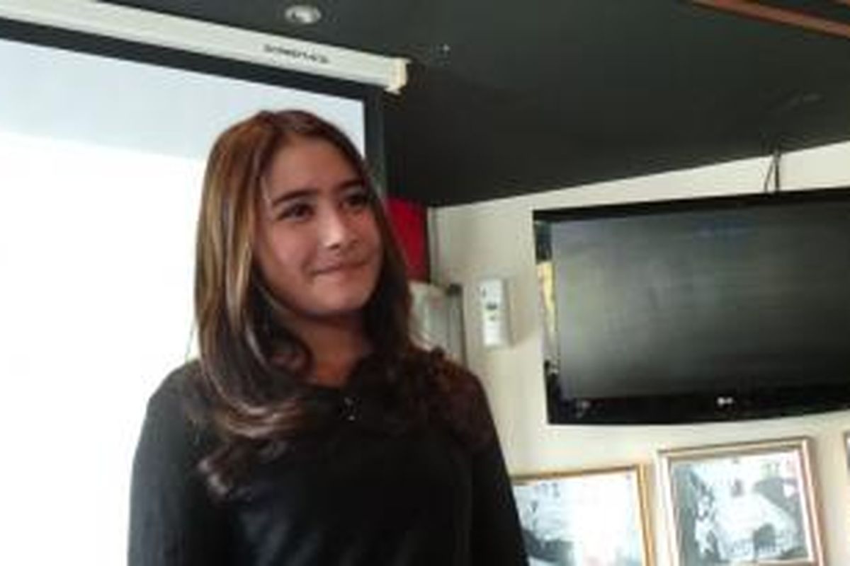 Prilly Latuconsina diabadikan usai wawancara di Cilandak Town Square, Jakarta Selatan, Kamis (12/3/2015).