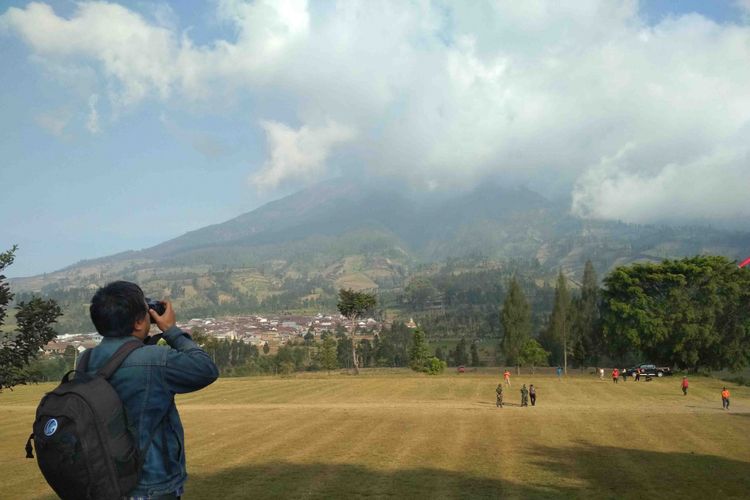 Seorang jurnalis memotret kondisi kebakaran di Gunung Sumbing, Kecamatan Kledung, Kabupaten Temanggung, Kamis (13/9/2018).