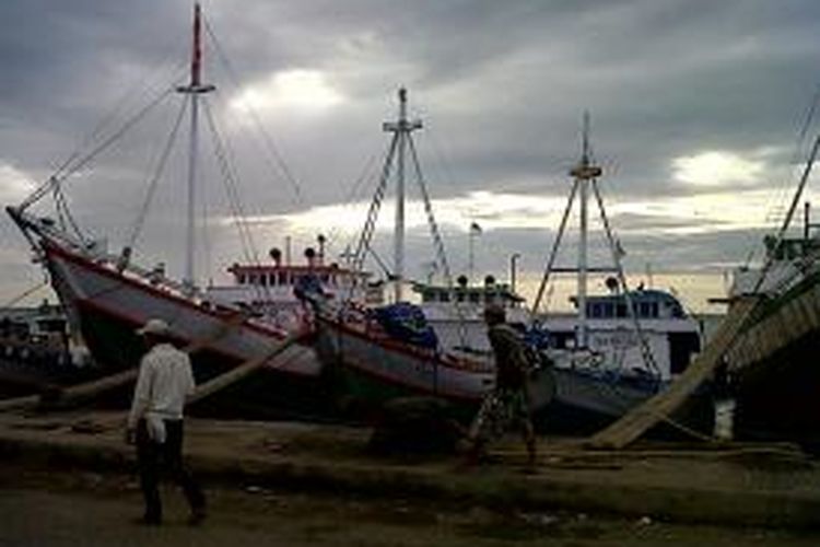 Puluhan perahu terpaksa memenuhi dermaga pelabuhan Bajoe, Kabupaten Bone, Sulawesi Selatan akibat cuaca buruk. Jumat, (27/12/2013).