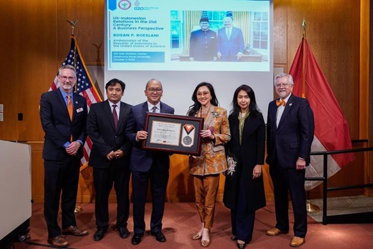 Duta Besar Republik Indonesia untuk Amerika Serikat (AS), Rosan P. Roeslani menerima penghargaan Henry G. Bennett Distinguished Fellow Award.