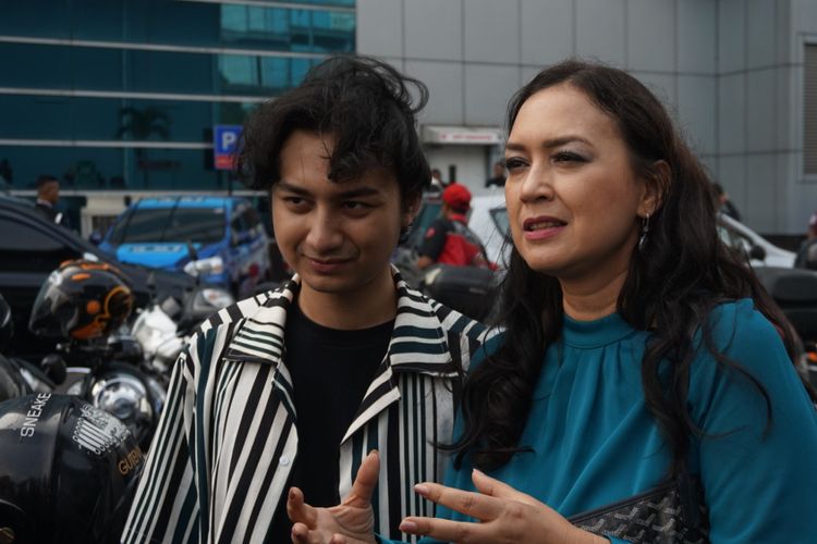 Ira Wibowo bersama anaknya Andhika Radya Bagaskara saat ditemui usai tampil di salah satu acara stasiun televisi swasta di kawasan Mampang, Jakarta Selatan, Senin (1/10/2018). 