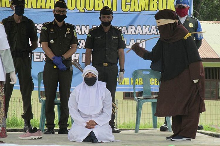 Seorang pelanggar syariat Islam menjalani hukum cambuk di Jantho, Aceh Besar, Jumat (5/6/2020). Antara Aceh/M Haris SA