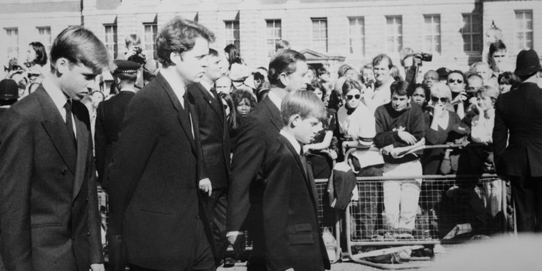 Prosesi pemakaman Putri Diana pada 6 September 1997. Dalam foto ini terlihat Pangeran Charles, Pangeran William, Pangeran Harry, dan Earl Charles Spencer.