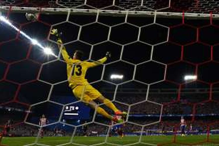 Penjaga gawang Atletico Madrid asal Slovenia, Jan Oblak, melakukan aksi penyelamatan untuk menghalan tendangan pemain Bayern Muenchen pada leg pertama semifinal Liga Champions di Stadion Vicente Calderon, Rabu (27/4/2016).