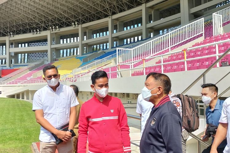 Menteri Pemuda dan Olahraga Zainudin Amali didampingi Ketua Indonesia ASEAN Para Games Organizing Comittee (INAPOC) Gibran Rakabuming Raka, di Stadion Manahan Solo, Senin (18/7/2022) saat mengecek kesiapan sejumlah veane.