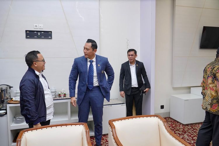 Menteri ATR/Kepala BPN Agus Harimurti Yudhoyono bersama Menteri Pendayagunaan Aparatur Negara dan Reformasi Birokrasi Abdullah Azwar Anas, tiba di Bandara Sulaiman Aji Muhammad Sulaiman (SAMS) Sepinggan, Balikpapan, Kamis (12/9/2024).