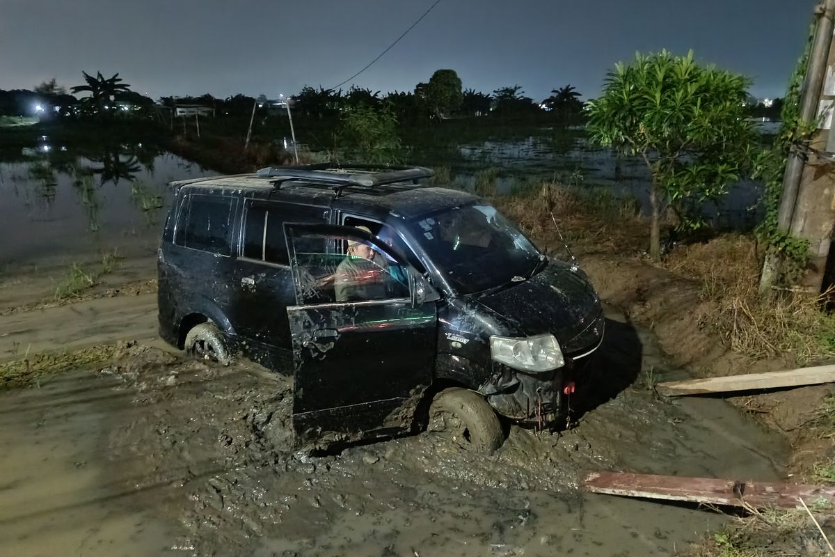 Sebuah mobil Suzuki APV terjun ke area persawahan di depan RS Ananda Babelan, Kabupaten Bekasi, Kamis (26/3/2026) sore