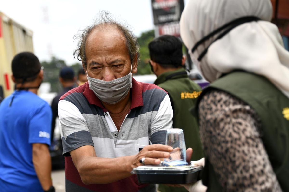 Ketua Umum Jabar Bergerak Atalia Praratya membagikan nasi bungkus dan masker gratis saat pencanangan Garakan Nasi Bungkus di Pasar Cikutra, Kota Bandung, Selasa (14/4/2020).