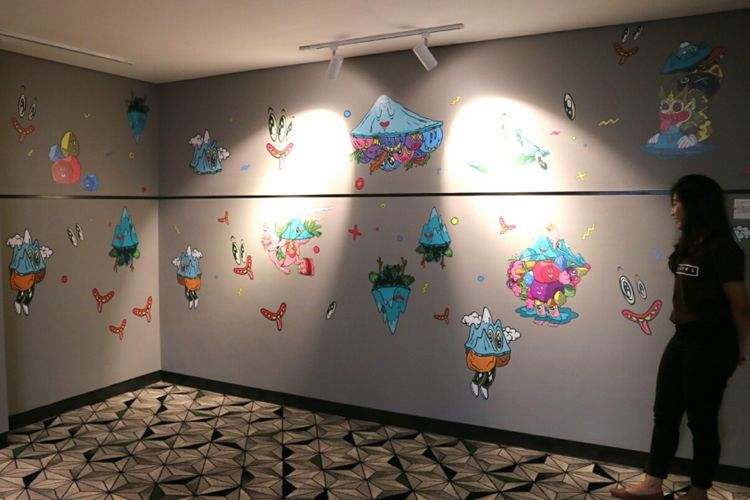 Dekorasi mural di Artotel Yogyakarta, karya seniman Uji Hahan. Mereka menuangkan kisah tentang Gunung Tidar, yang yang dipersentasikan dengan pop urban, di lantai enam.